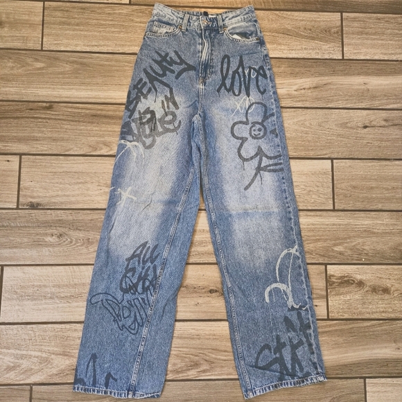 Divided Denim - 90s vibes Grafitti Jeans